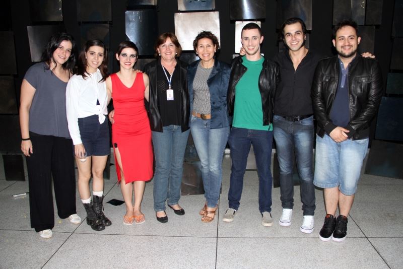 Foto: Lucia Sossolote, Secretária Municipal e Ivete Giovanini Santana, Assessora de Cultura com os atores da peça teatral 