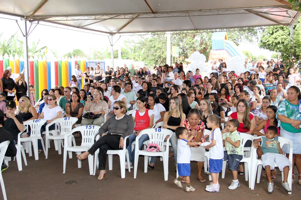 Foto: Vista parcial do público presente na inauguração da creche municipal