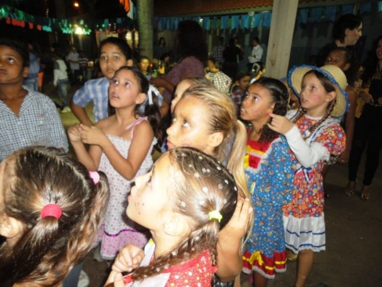 Entrada dos alunos para apresentação na festa Junielza 2013