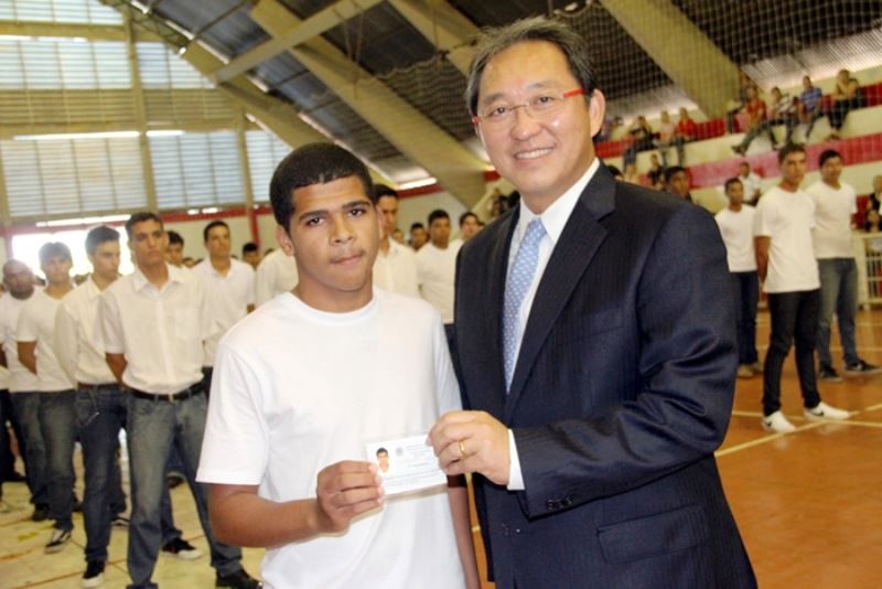 Foto de arquivo: Prefeito Arnaldo entregando o Certificado de Reservista no ano de 2012