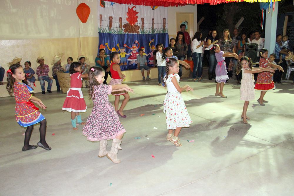 Apresentação dos alunos do 2º estágio com a Musica: Aquecimento do Corrossel 