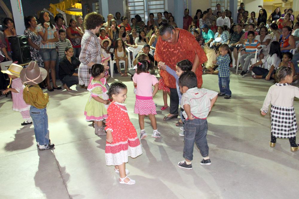 Alunos apresentando a dança do Patati Patata