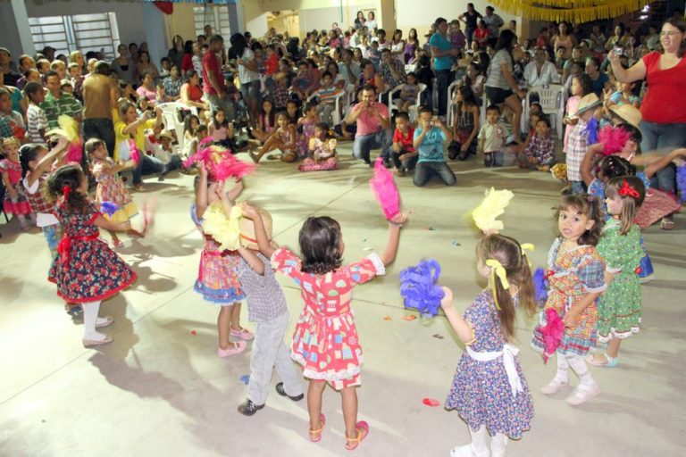 Alunos do 1º Estágio apresentando a dança: Requebra Quebradinho