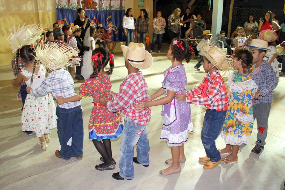 Dança de Quadrilha dos alunos do 2º Estágio