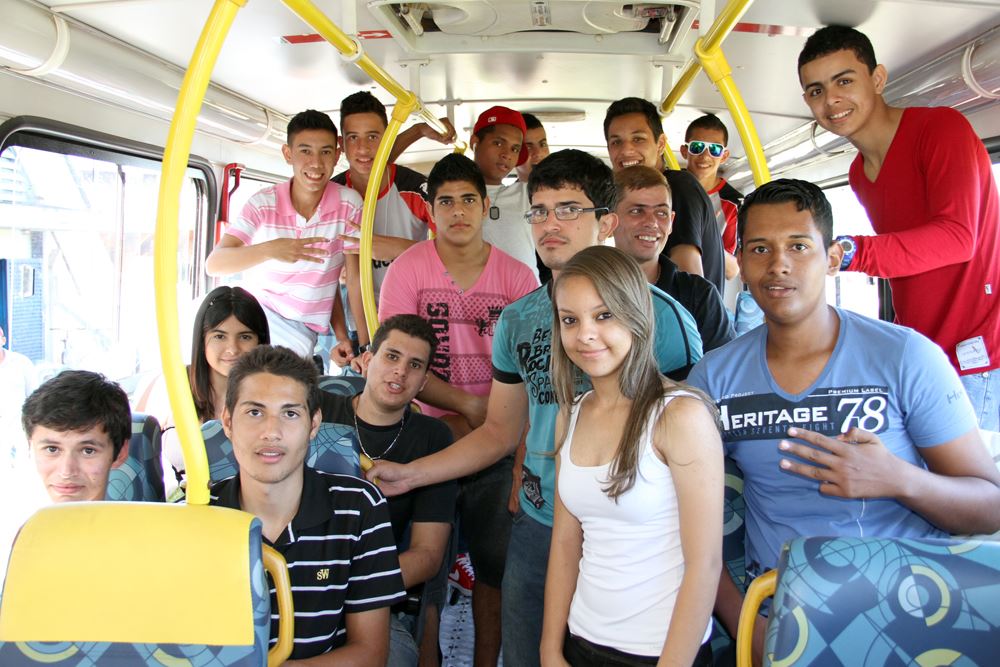 Parte dos atletas de Pereira Barreto que seguiram na tarde de quarta-feira, para a disputa dos Jogos Regionais do Interior