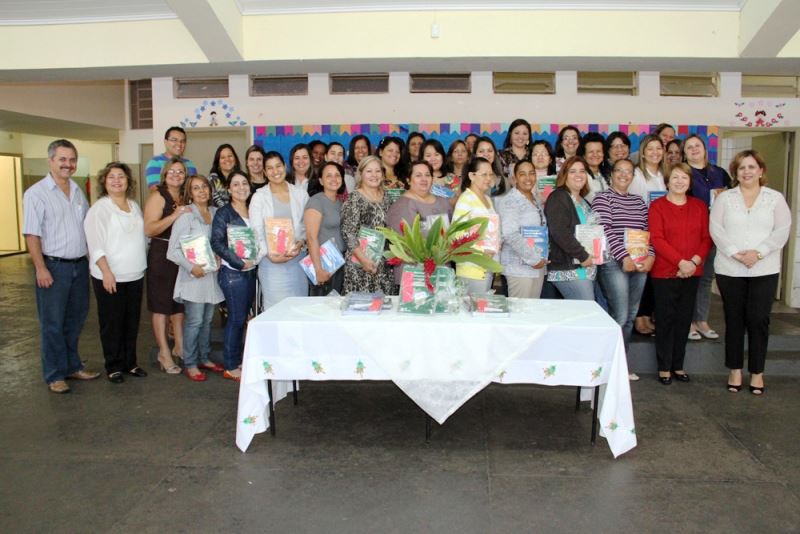 Foto: Em destaque a Secretária de Educação e Vice-prefeita Marialba da Glória G. Carneiro e os professores e orientadores de estudos que participaram do encontro