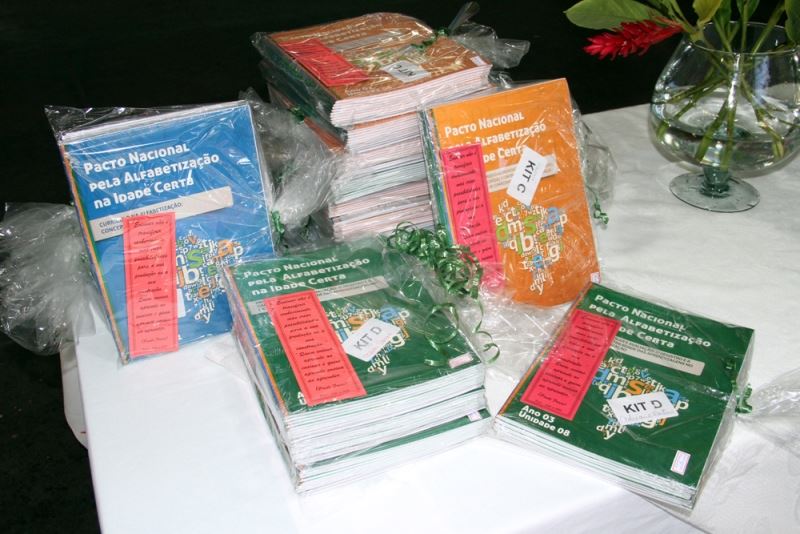 Kit de cadernos de formação entregue aos professores