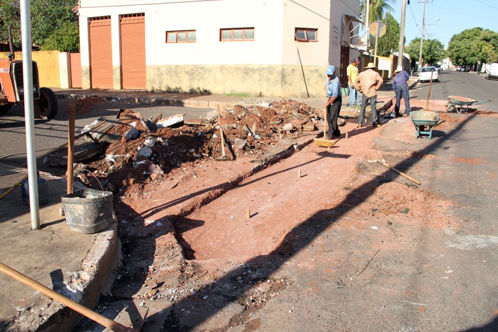 Construção da canaleta na Rua Conselheiro Ruy Barbosa