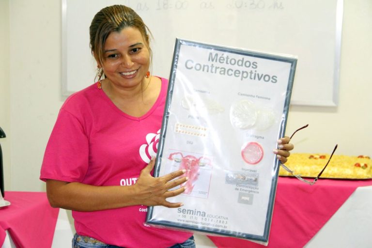 Agente Comunitária de saúde explica sobre a importância dos métdos contraceptivos no planejamento familiar