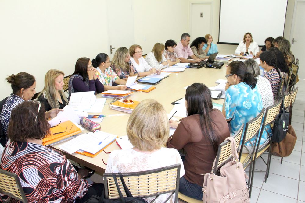 A Secretária de Educação, Marialba Carneiro, aborda temas fundamentais com a equipe gestora