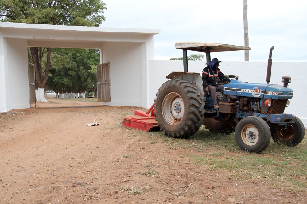 Limpeza da entrada do Centro Poliesportivo da ACEP, onde será realizado o Bon Odori