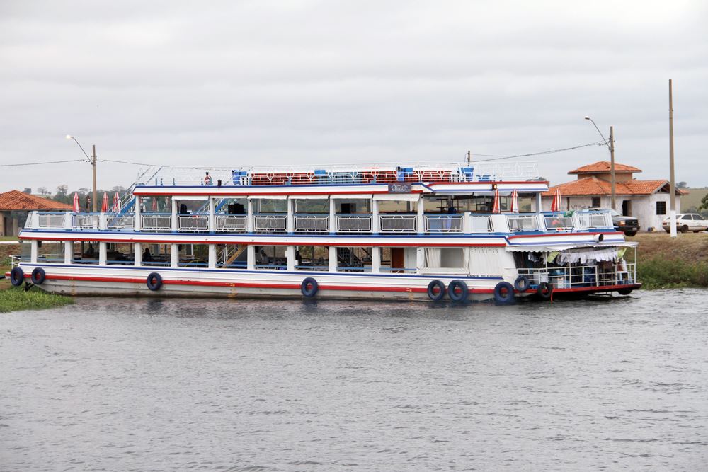 Barco Odisseia chegando ao Porto Municipal