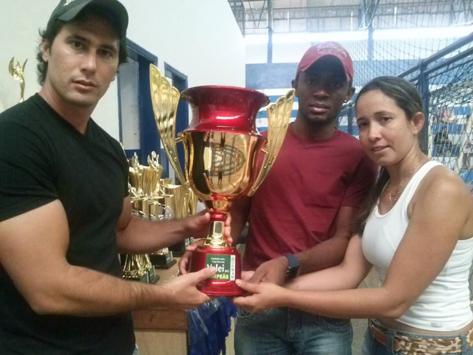 Professores Victor Hugo e Elaine Vieira recebem o trófeu de Campeão