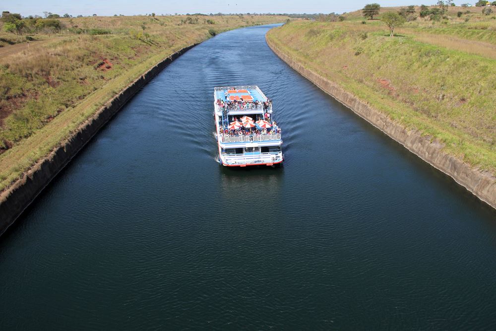 Barco Odisseia fazendo a travessia do Canal