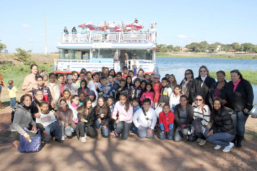Tripulação do Barco Odisseia juntamente com a vice-prefeita Marialba Carneiro