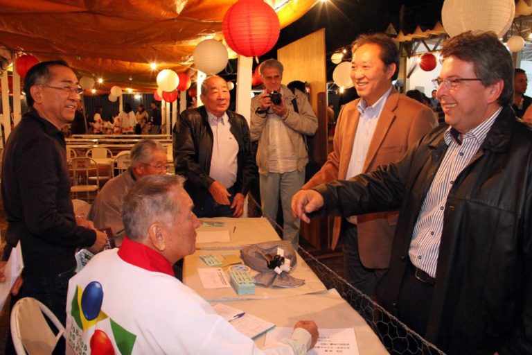 Prefeito Arnaldo Enomoto e Deputado Carlão Pignataria prestigiam o 52º Bon Odori