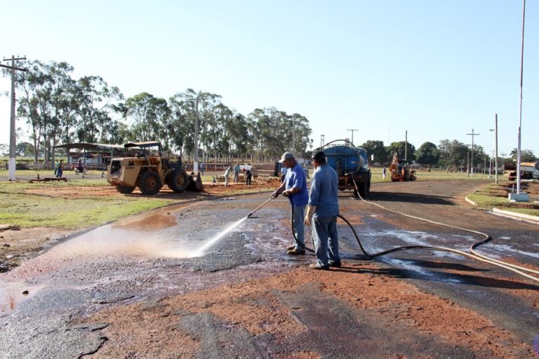 Funcionários da Prefeitura Municipal fazem a limpeza do asfalto das vias do Recinto de Exposições