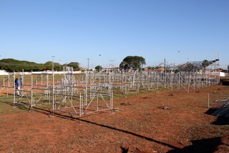 Parte da estrutura das arquibancadas da arena de rodeio já estão em estágio avançado de montagem