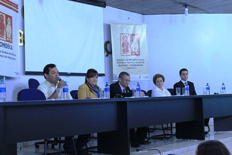 Da esquerda para a direita: Edson José da Rocha (Conselheiro Tutelar Araçatuba); Marinês Barbosa dos Santos (Presidente do CONDICA Araçatuba); Esequias Marcelino da Silva (Presidente do CONDECA); Joel Furlan (Promotor de Justiça da Infância e Juventude de Araçatuba); Marta Helena Pimenta (DRADS Araçatuba).