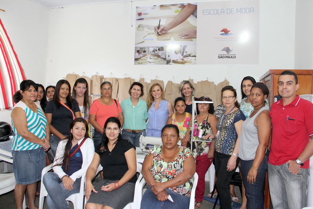 Alunos e autoridades participam da inauguração do Curso Escola de Moda