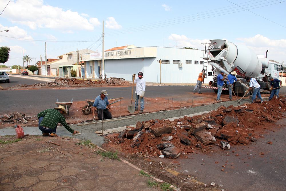 Funcionários da Prefeitura Municipal realizam a construção das canaletas