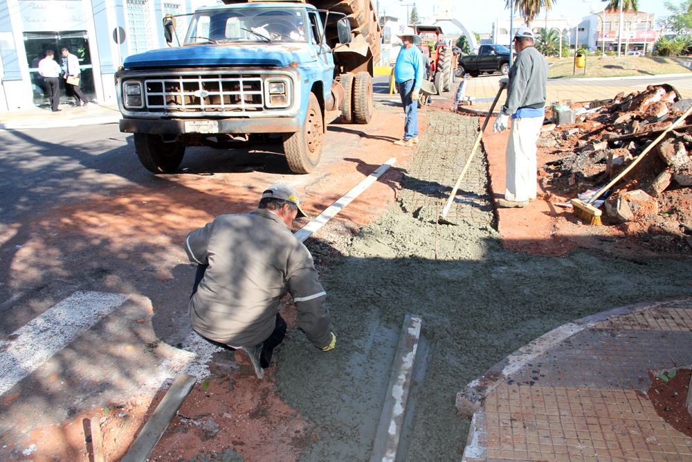 Funcionários da Prefeitura Municipal realizam a construção da canaleta de concreto