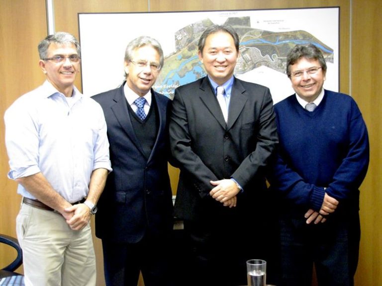Prefeito Arnaldo Enomoto com o Secretário Edson Giriboni e o Deputado Carlão Pignatari.