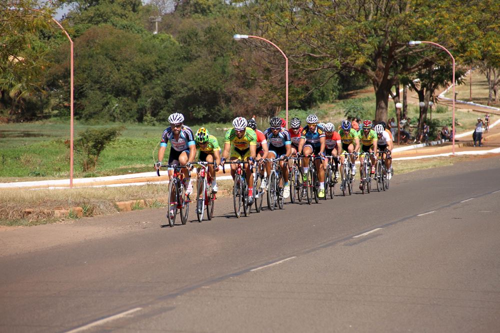Ciclistas disputam a competição na Rodovia Padre Valentim Felipe Stefanoni