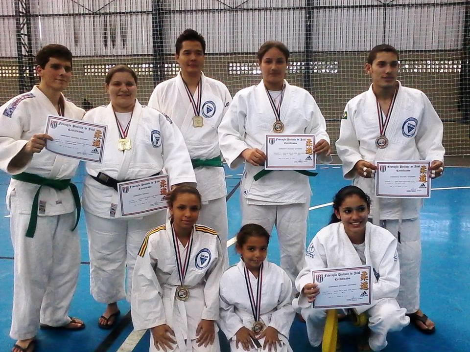 Equipe de Judocas de Pereira Barreto exibem os prêmios conquistados na competição