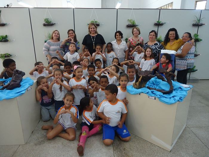 Vice-Prefeita Marialba Carneiro com as crianças da rede municipal de ensino
