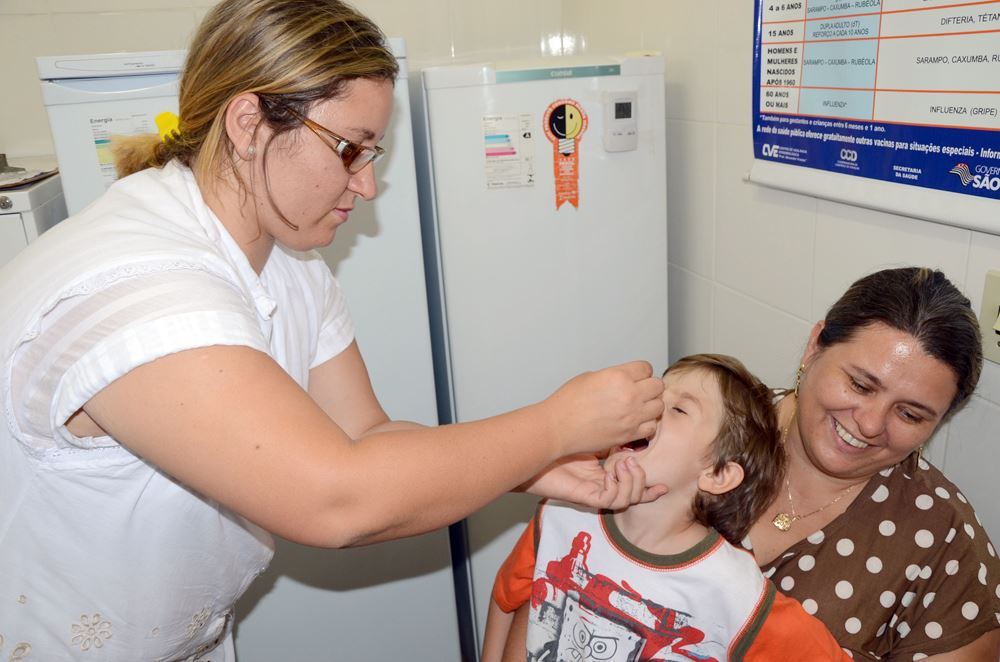 Funcionária da equipe municipal de saúde faz a aplicação de vacina
