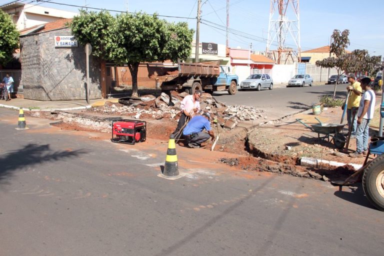 Funcionários da Prefeitura Municipal realizam a construção da canaleta de concreto