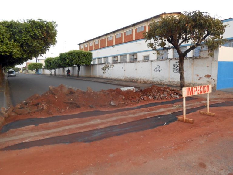 Construção da canaleta de concreto na Rua Ary Dornellas Carneiro com a Rua Rodrigues Alves