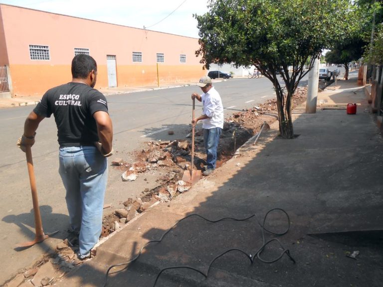 Funcionários da Administração Municipal fazem a recuperação de guias e sarjetas