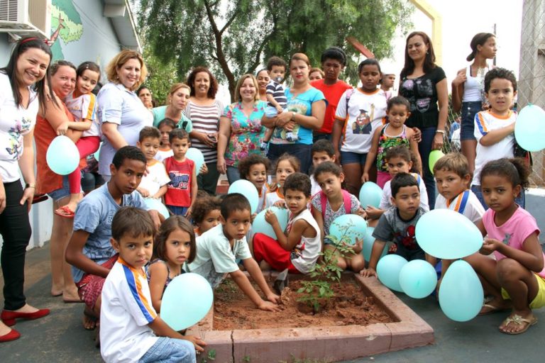Alunos da EMEI Marquês de Rabicó juntamente com a Vice-Prefeita Marialba Carneiro comemoram o Dia da Árvore