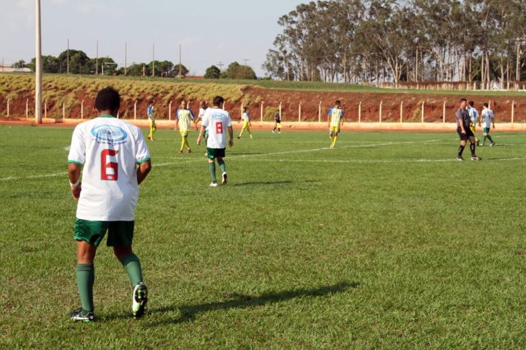 Lance do jogo entre FAK Academia e Sud Mennucci
