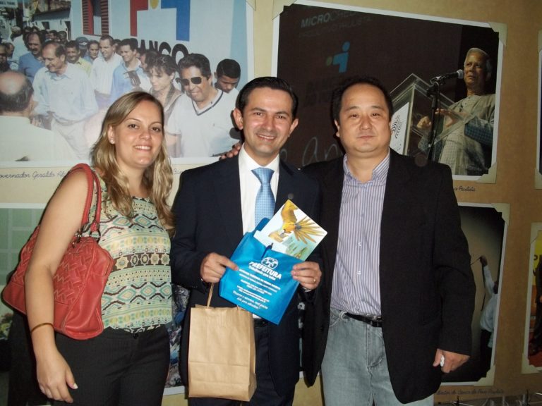 A representante da Secretária de Desenvolvimento Econômico, Laís Augusta, o Diretor Executivo do Banco do Povo, Antônio Mendonça e o Agente de Crédito da Agência de Pereira Barreto, Arnaldo Tachibana