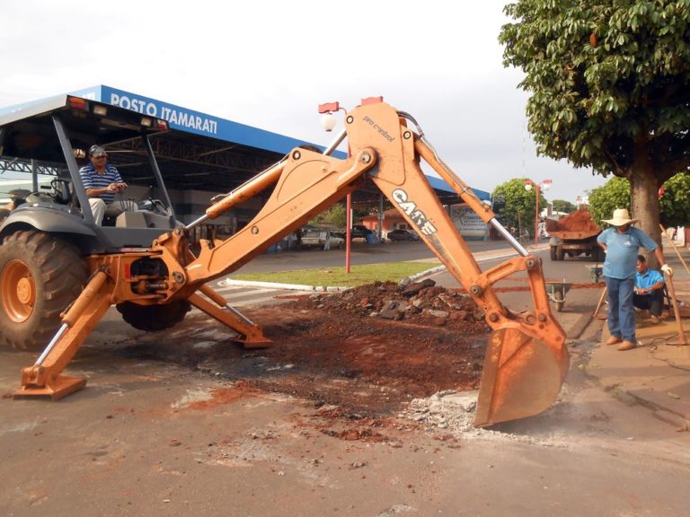 Canaleta sendo construída na Avenida Cel. Jonas Alves de Mello no cruzamento com a Rua Hirayuki Enomoto