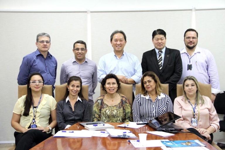 Da esq. p a dir., em pé Jorge Duarte Coordenador do SENAC de São Paulo; Marco Aurélio Gerente do SEBRAE de Araçatuba; o Prefeito Arnaldo Enomoto; o diretor do IDT-CEMA, Bruno Omori e Alexandre Melinsky, Monitor de Educação do SENAC de Araçatuba. Da esq. p a dir., sentadas Daiana Kodama, Executiva do SEBRAE de Araçatuba; Osmarli Ueno, da Secretaria de Turismo de Ilha Solteira; a Secretária de Turismo, Lúcia Sossolote; Fátima Sgarboza, Secretária de Turismo de Ilha Solteira e Grazieli Caloni, Executiva de Contas do SENAC de Araçatuba