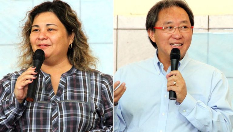 Prefeito Arnaldo Enomoto e a Diretora da EMEB "Pofª Celda Mello de Oliveira, Eliana discursam para os alunos da unidade de ensino.