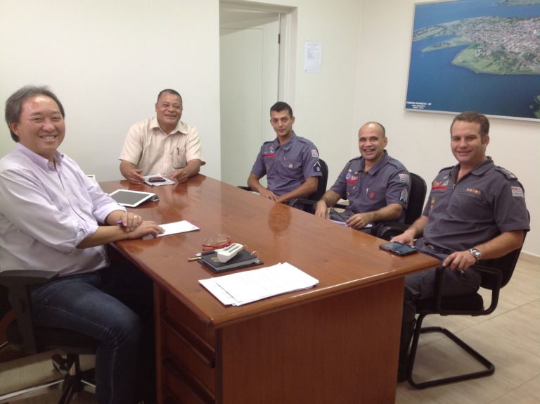 Prefeito Arnaldo Enomoto na reunião que debateu assuntos pertinentes ao município