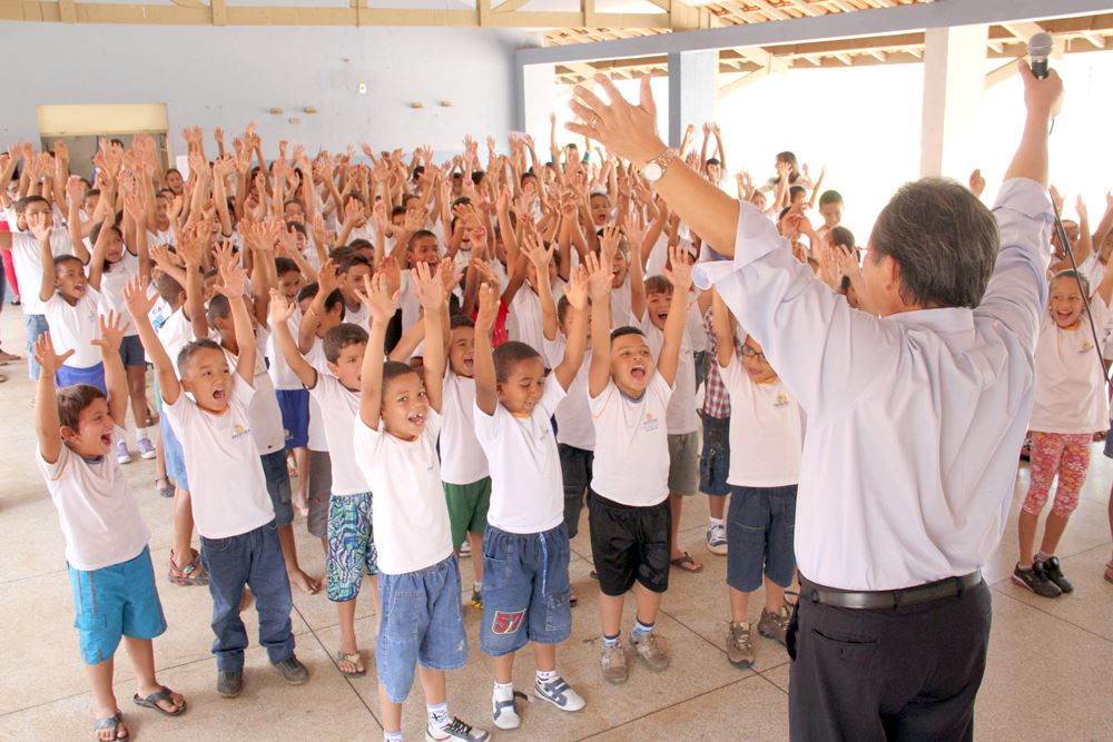 Prefeito Arnaldo Enomoto e os alunos da EMEB comemoram a chegada do Dia das Crianças