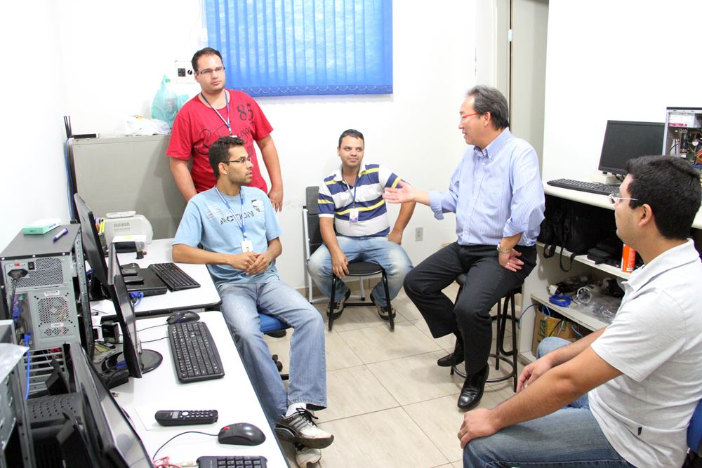 Prefeito Arnaldo Enomoto confere o trabalho desenvolvido pela equipe de técnicos de Informática da Prefeitura Municipal