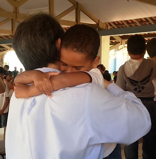 Prefeito Arnaldo recebe o abraço de um dos alunos da EMEB