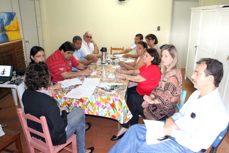 Membros do COMTUR debatem assuntos pertinentes ao turismo.