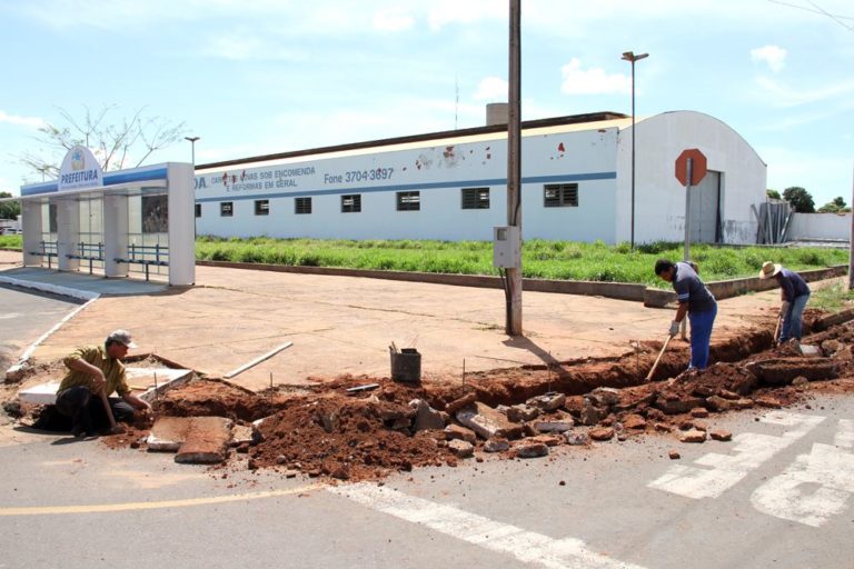 Funcionários da Prefeitura Municipal fazem a recuperação de uma canaleta