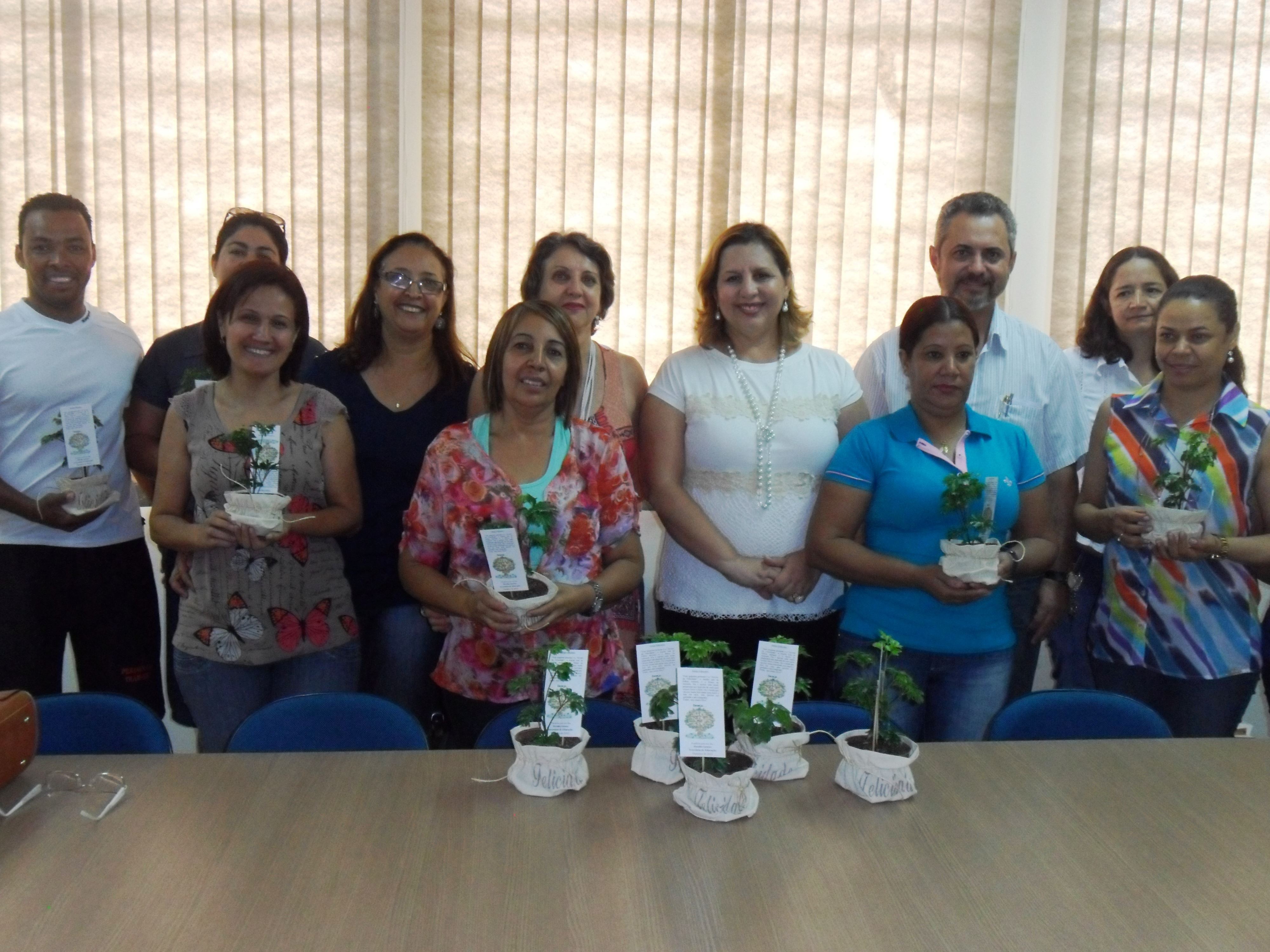 Gestores da rede municipal de educação recebem a "Árvore da Felicidade" da Secretária Marialba