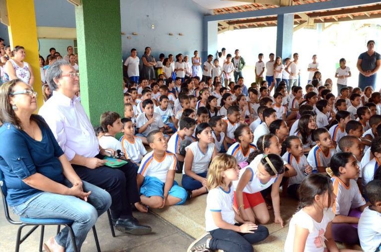 Prefeito Arnaldo Enomoto acompanha a apresentação de dança