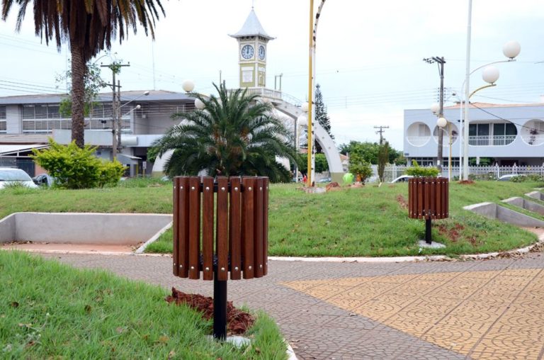 Lixeiras instaladas na Praça da Bandeira "Com. Jorge Tanaka"