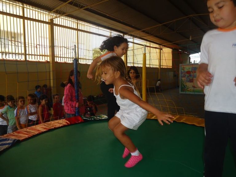 Crianças se divertem na Cama Elástica